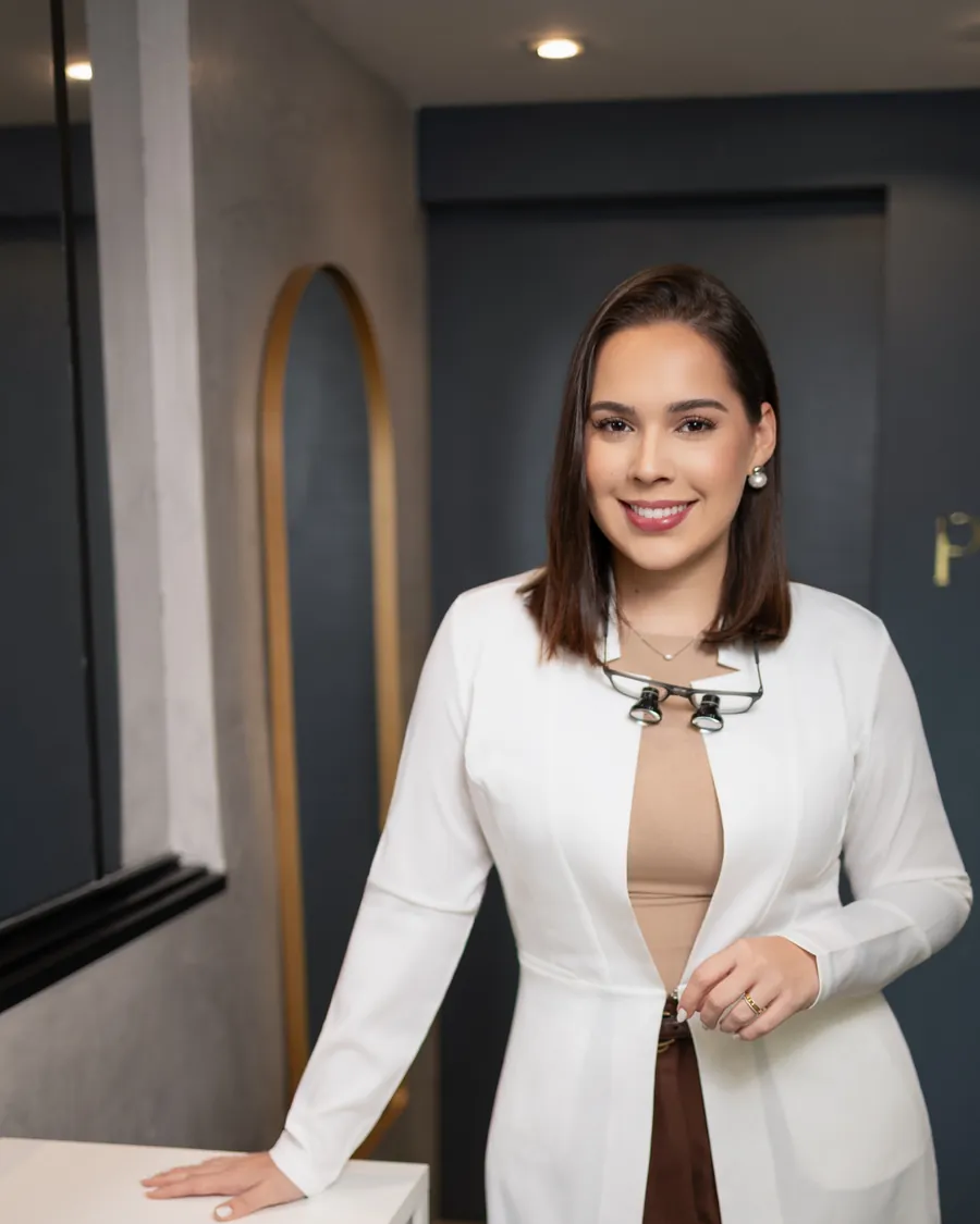 Dra. Natália Pompílio, dentista especialista em facetas de porcelana e resina em Recife